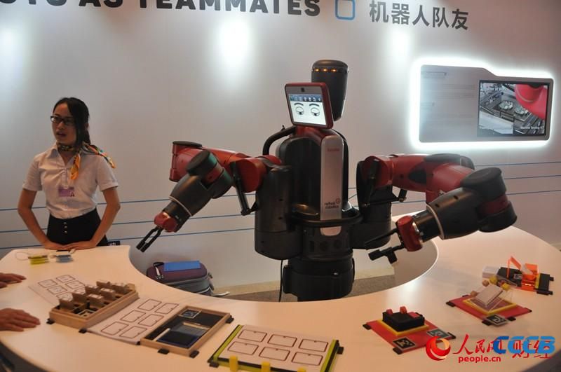 你没有看错，这位“机器人队友”正在向人民财经记者模拟展示工业流水线作业流程，在今年的夏季达沃斯论坛上，以机器人为代表的高科技应用成为参会者关注的热点。