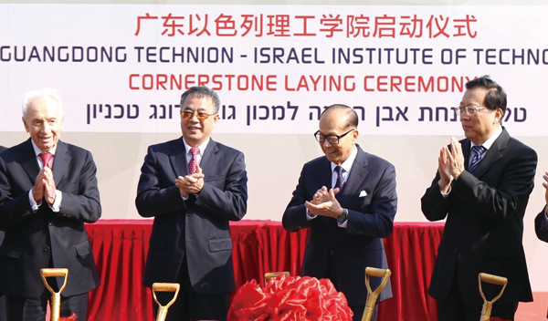 广东以色列理工学院启动仪式上，广东省委书记胡春华左边是92岁的以色列前总统佩雷斯，右边是87岁的李嘉诚。 特约记者 郭腾 摄