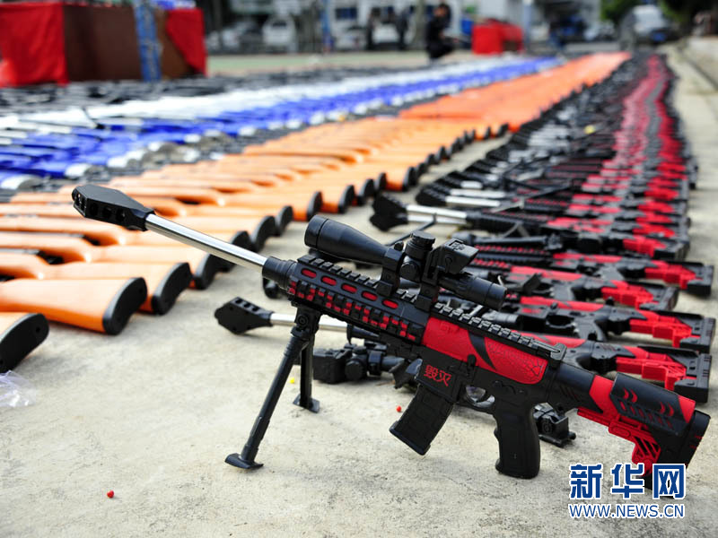 广东汕头澄海警方集中销毁32万支玩具仿真枪 