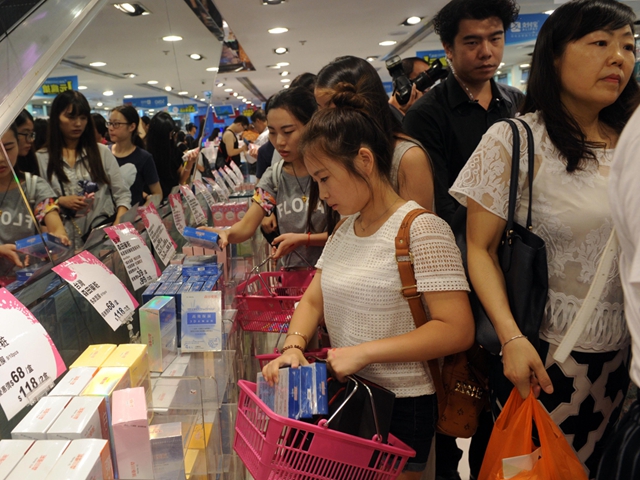 日本化妆品厂商各显身手争夺访日外国游客