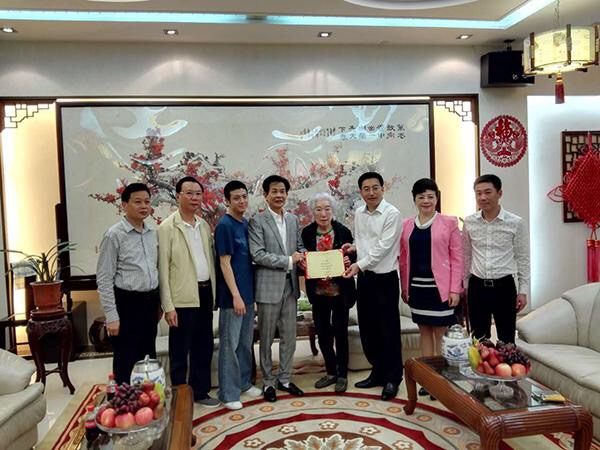 北京潮商会执行会长陈才雄陪同林百欣9旬夫人林余宝珠考察潮阳