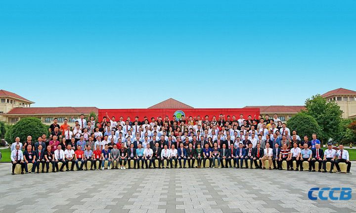 北京潮商会常务副会长、义乌市澄海商会荣誉会长周建轩出席义乌市澄海商会第四届理事会暨监事会就职典礼并代表到会国内潮团在大会发言