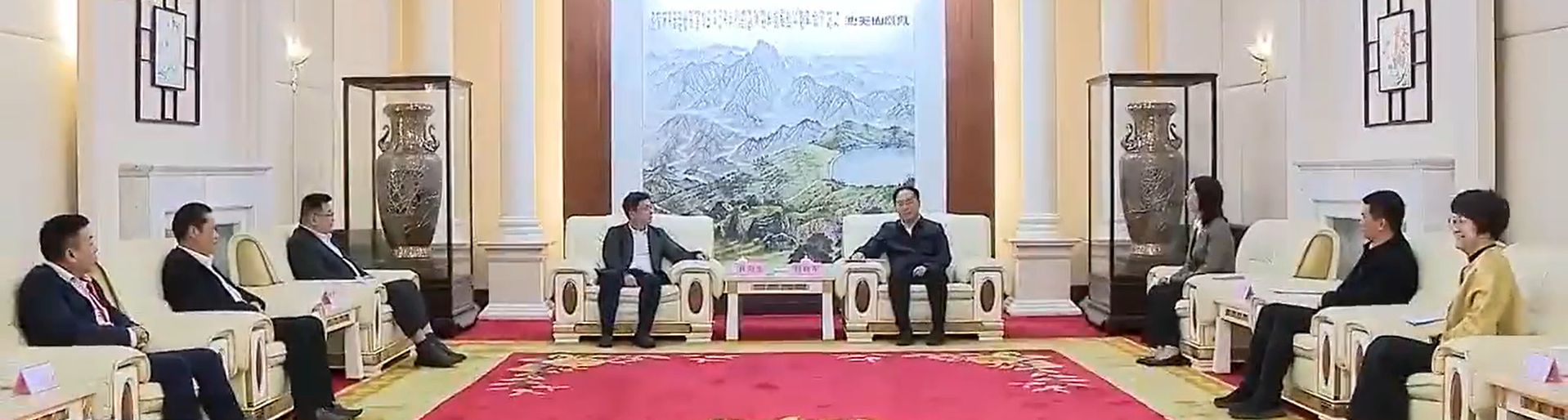 何晓军书记会见潮团代表，周建轩驻会会长应邀出席“潮商 归潮”共创未来既“百会助百镇”系列活动