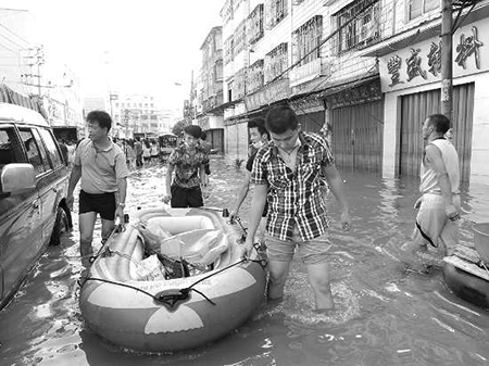 
外地志愿者自发驰援汕头灾区