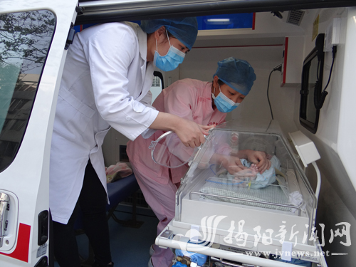 
揭阳：首辆新生儿转运急救车投入使用