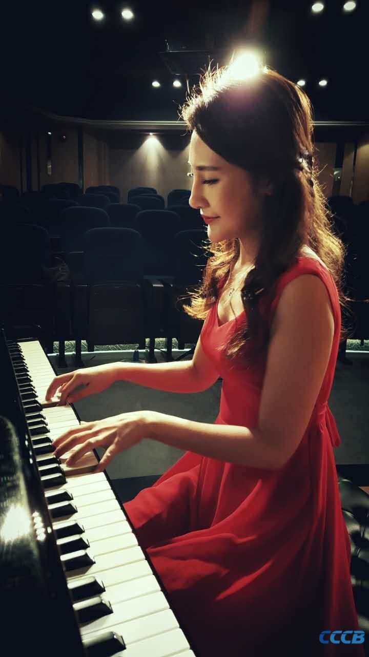 潮籍青年歌手黄堃迎中秋新派潮语歌曲月灯谣mv全球首发