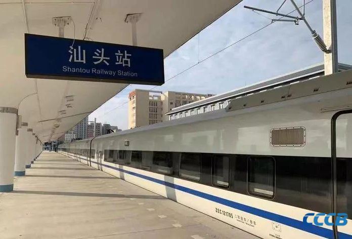 潮汕资讯首列测试高铁动车组顺利进入汕头火车站